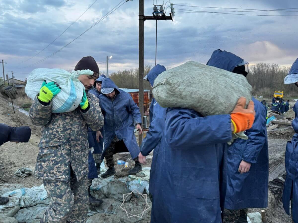 Укрепление дамбы продолжается в усиленном режиме в селе Тепличное СКО (ВИДЕО)