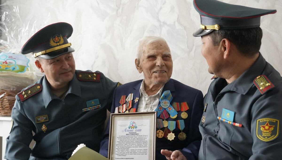 Ветеранов ВОВ поздравили с наступающим Днем Победы в Семее