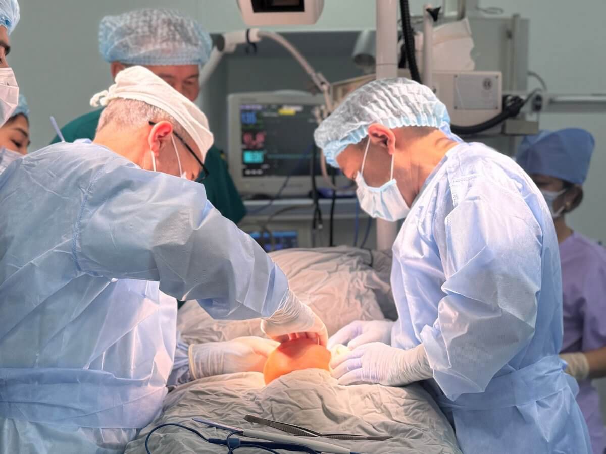 Врачи спасли новорожденного с гигантской опухолью на шее в Алматы