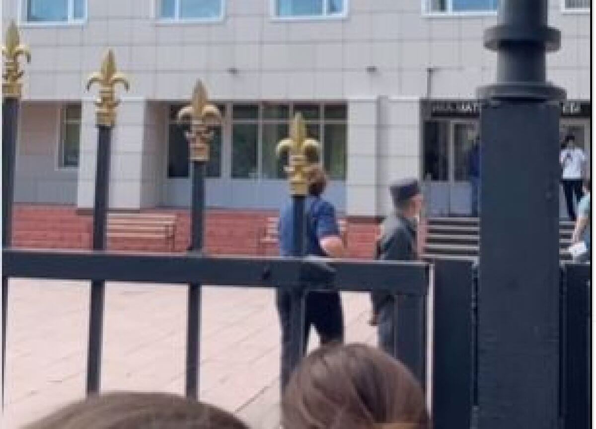 Родители пытались перекинуть детей через забор школы в Казахстане