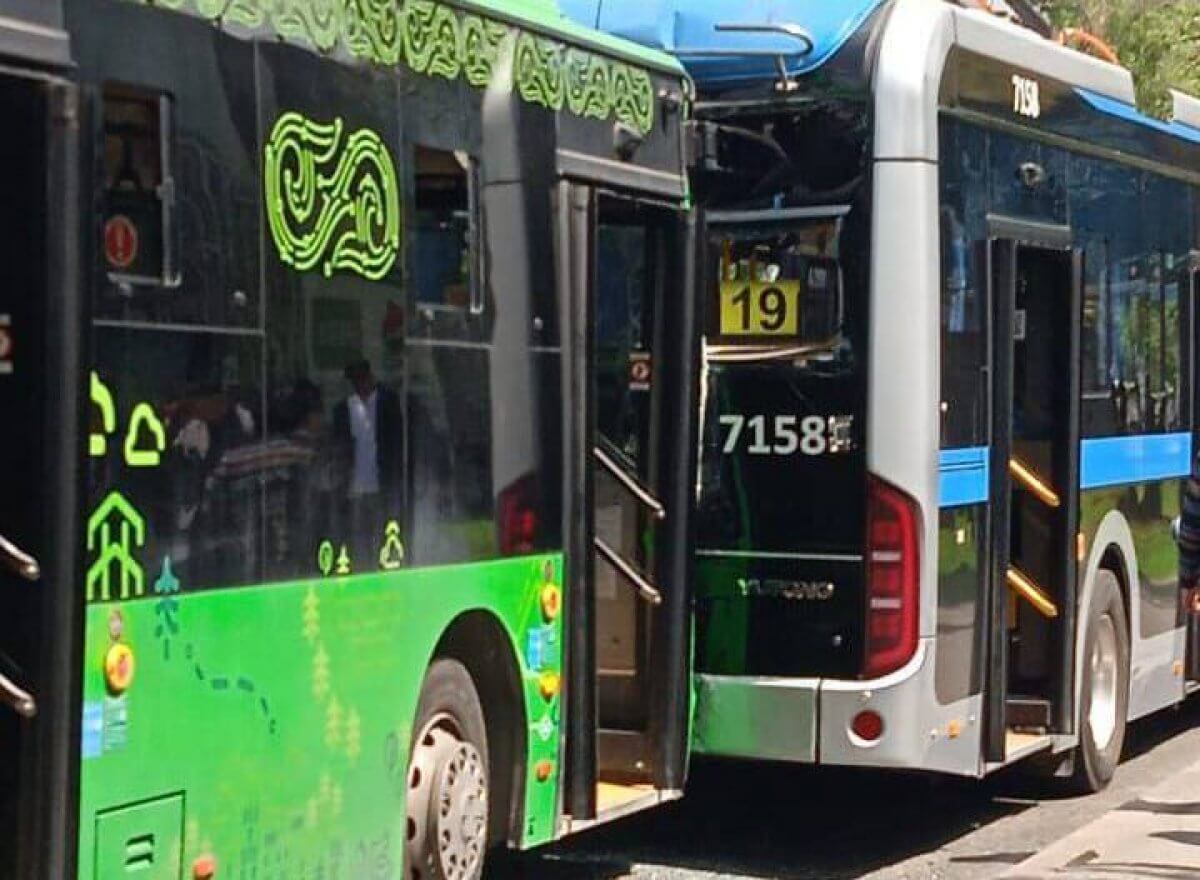 Автобус врезался в стоящий троллейбус в Алматы (ВИДЕО)