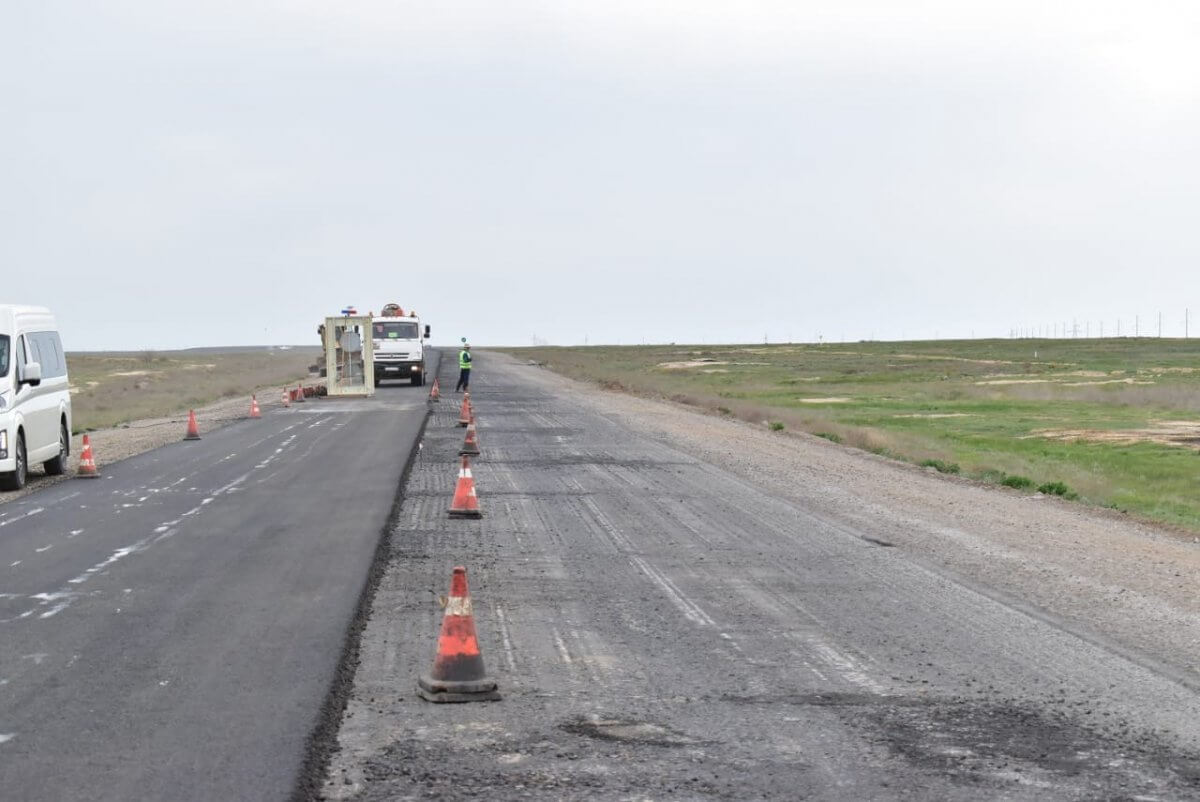 Ремонт трассы Доссор – Кульсары завершат к 1 июня под партийным надзором