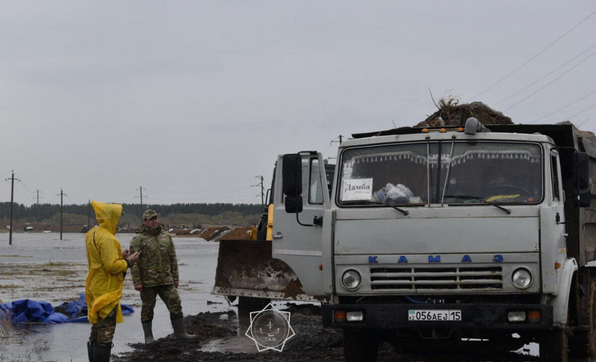 Паводки в СКО: защитный вал прорвало в одном из сел (ВИДЕО)