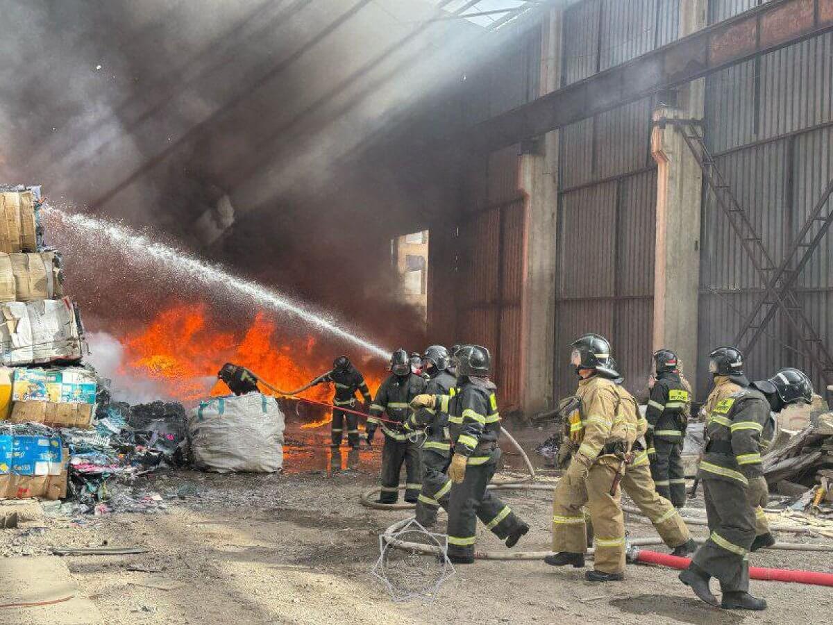 Крупный пожар тушат в Астане