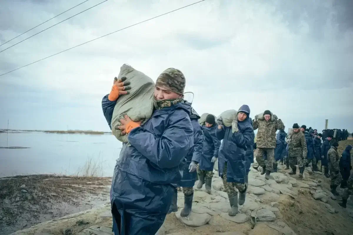 250 тысяч мешков с песком: продолжается борьба с паводком в СКО