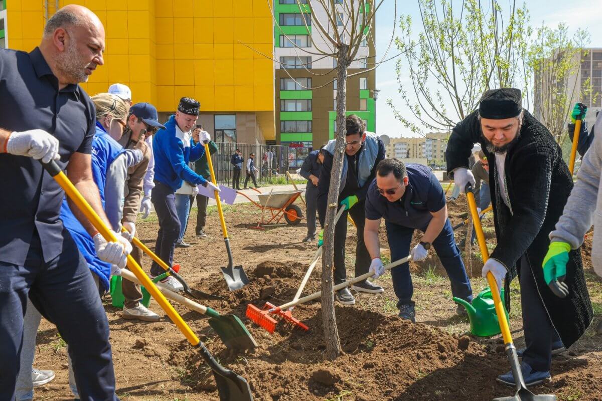 “Бірлік ағашы”: аманатовцы отметили очисткой улиц и памятников День единства народа Казахстана
