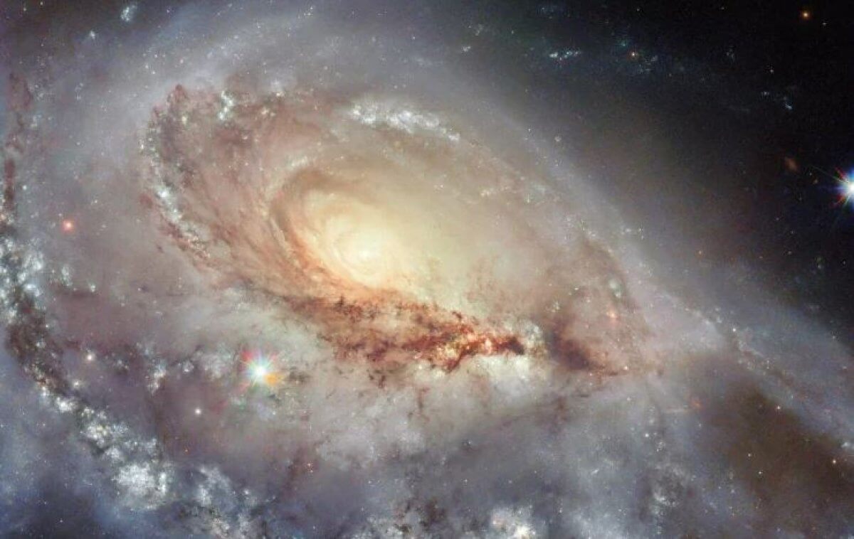 Hubble показал звездную систему из "Атласа странных галактик"