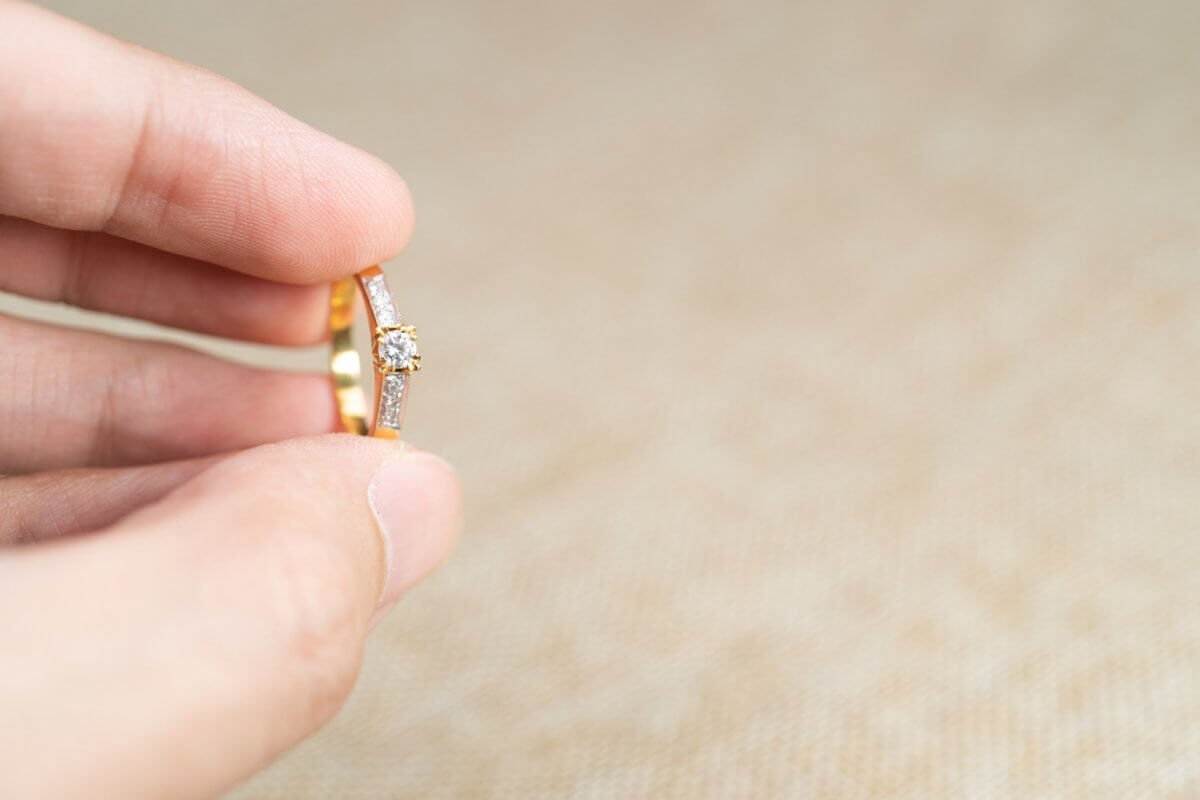 При помощи болгарки спасатели помогли избавиться от кольца жительнице Уральска (ВИДЕО)