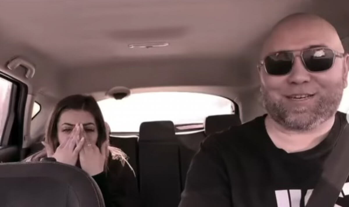 Таксист пугает и веселит своих пассажиров пранками в Астане (ВИДЕО)