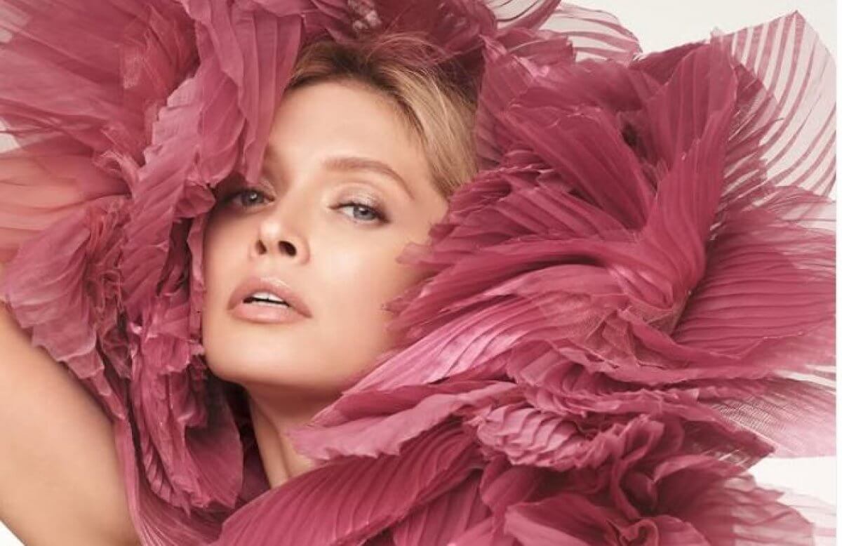 "Вы меня прокормите?": Вера Брежнева флиртовала с поклонником в Алматы