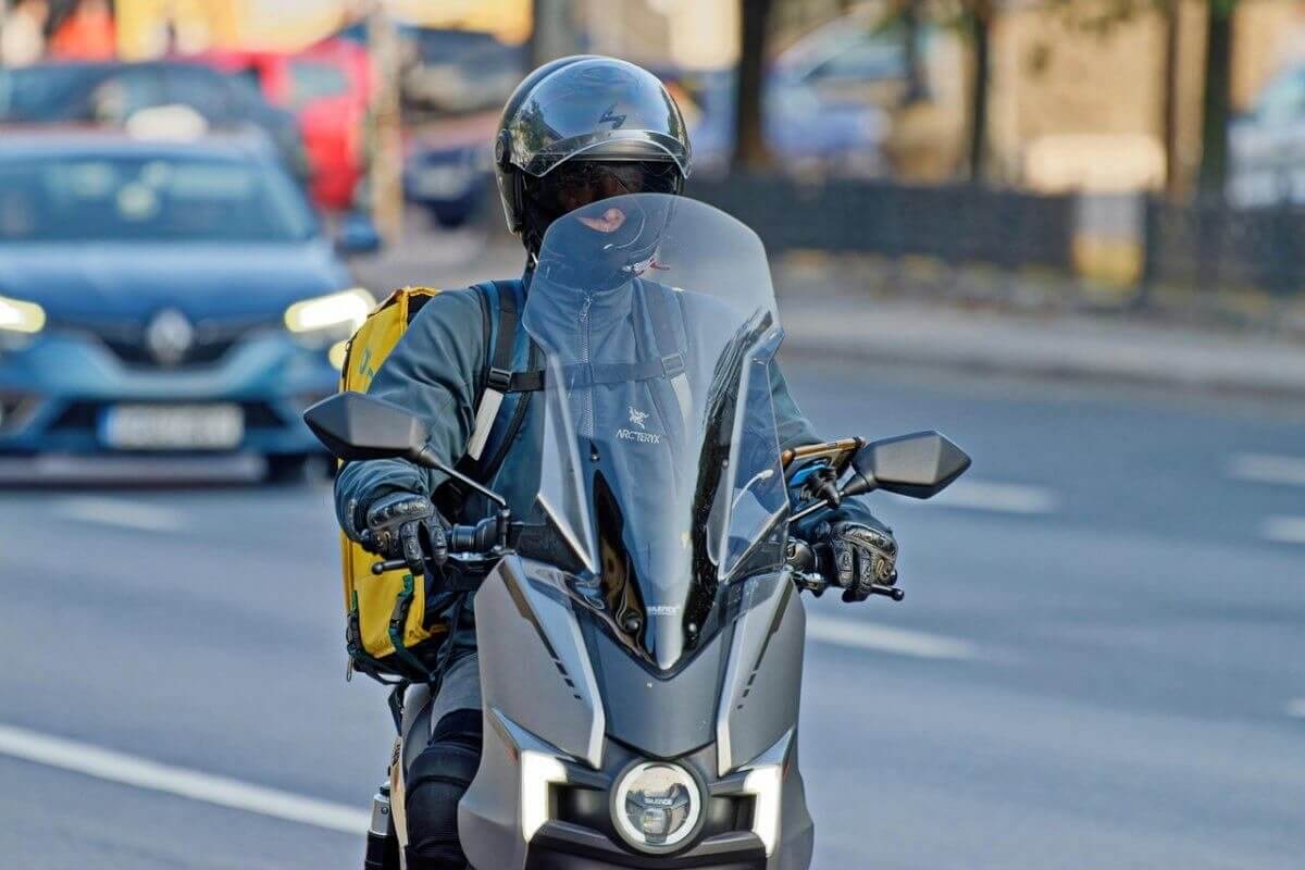 Курьера на мопеде избила толпа в Алматы