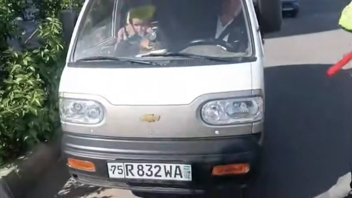 30 малышей пытался перевезти в тесной машине водитель детсада в Узбекистане (ВИДЕО)