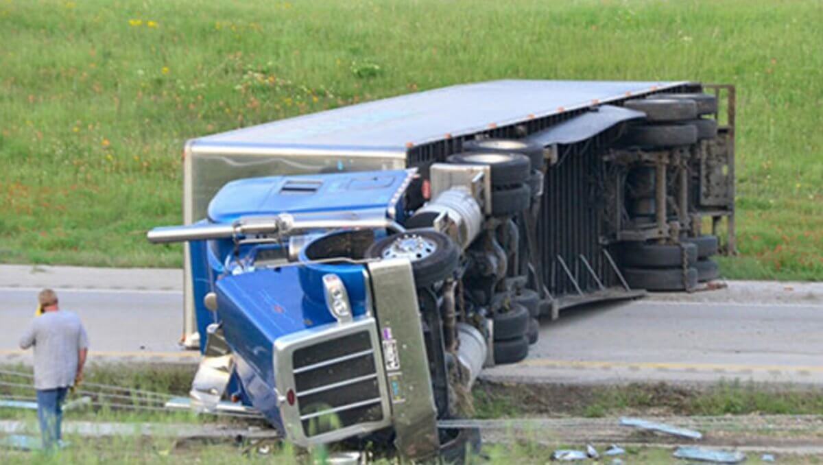 800 тысяч долларов рассыпались на трассе в США