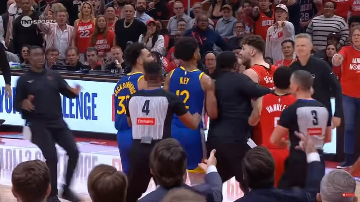 Матч NBA завершился массовой потасовкой (видео)