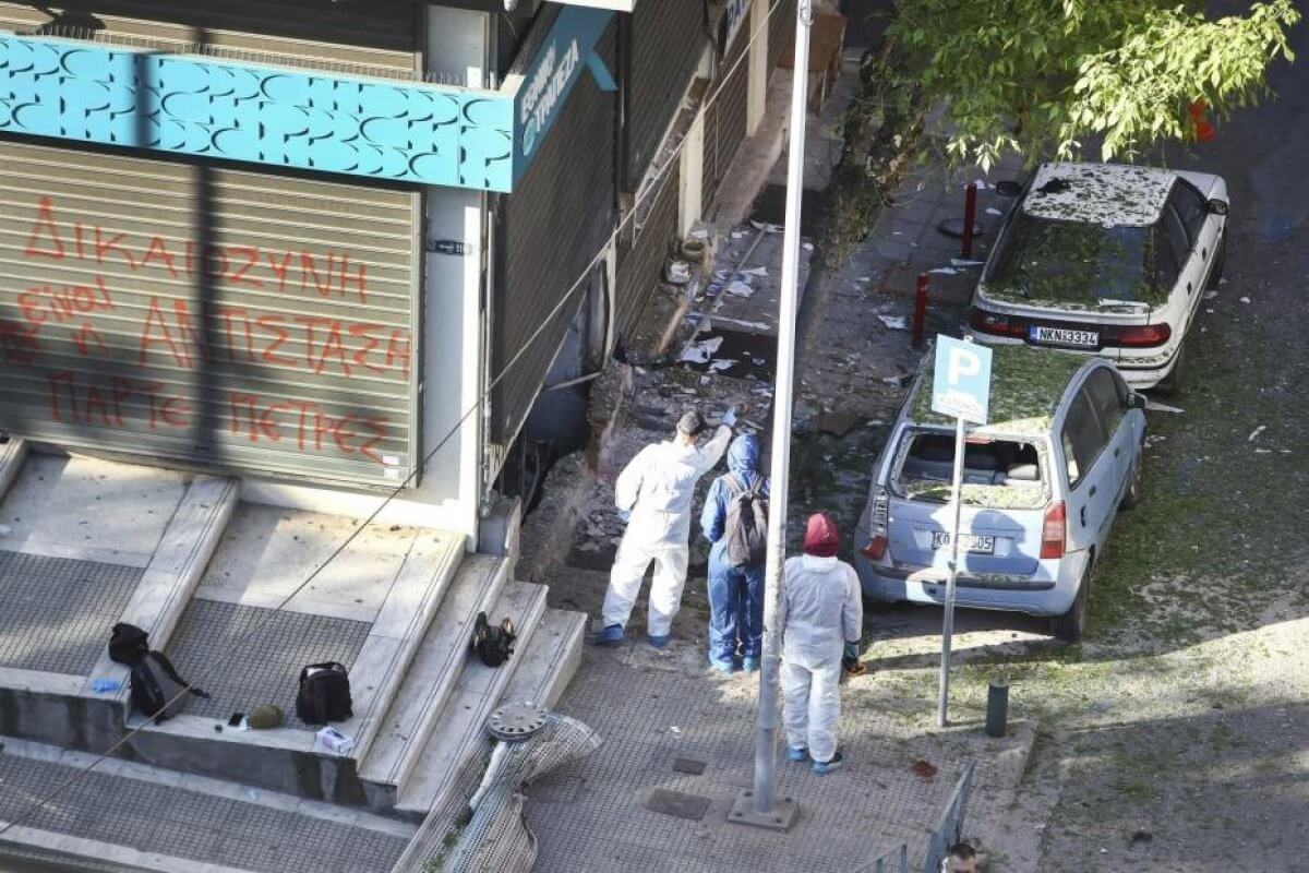 Женщина взорвалась при попытке заминировать банк в Греции