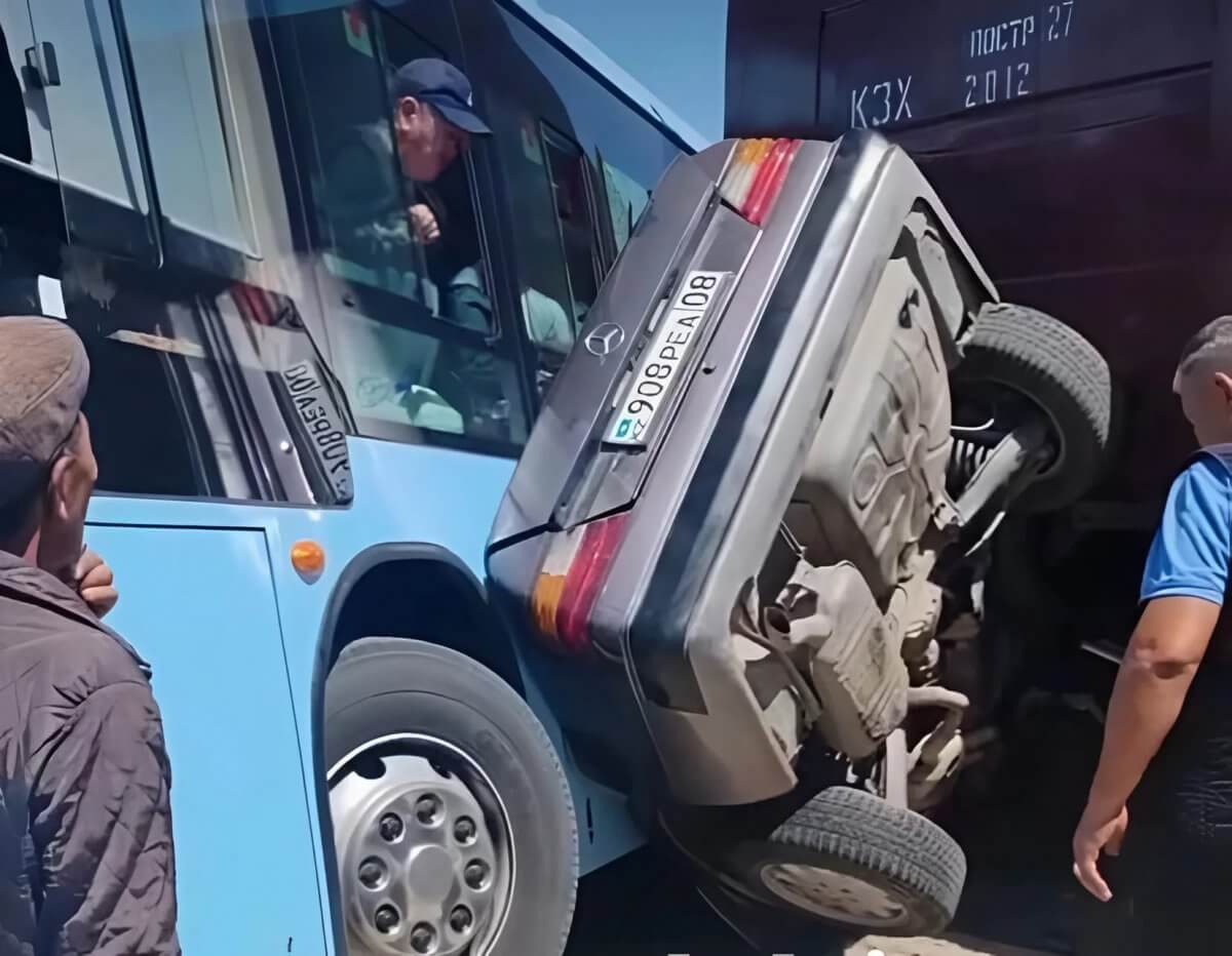 Поезд, легковушка и автобус столкнулись на переезде в Таразе (ВИДЕО)