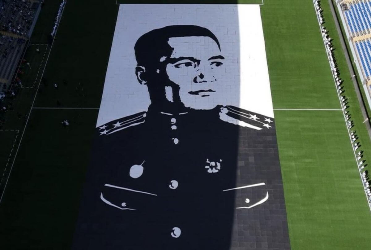 Свыше 600 детей создали гигантский портрет ко Дню Победы в Астане