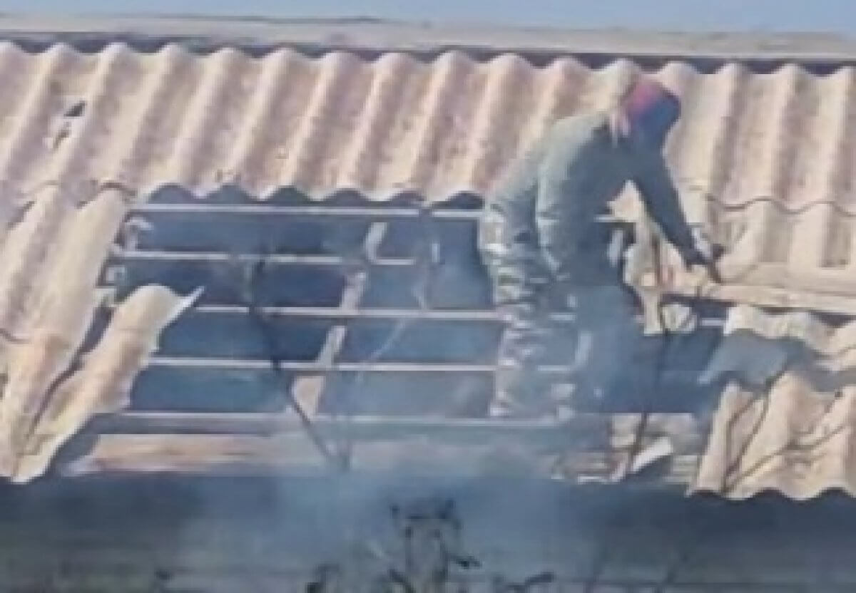 Акмолинка с топором остановила огонь на крыше дома (ВИДЕО)