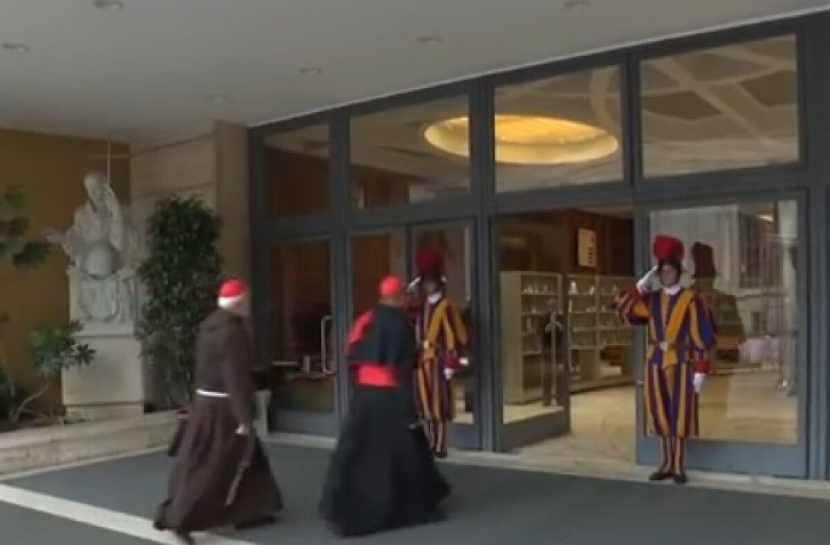 Кардиналы заперлись в комнатах в Ватикане: как пишется история