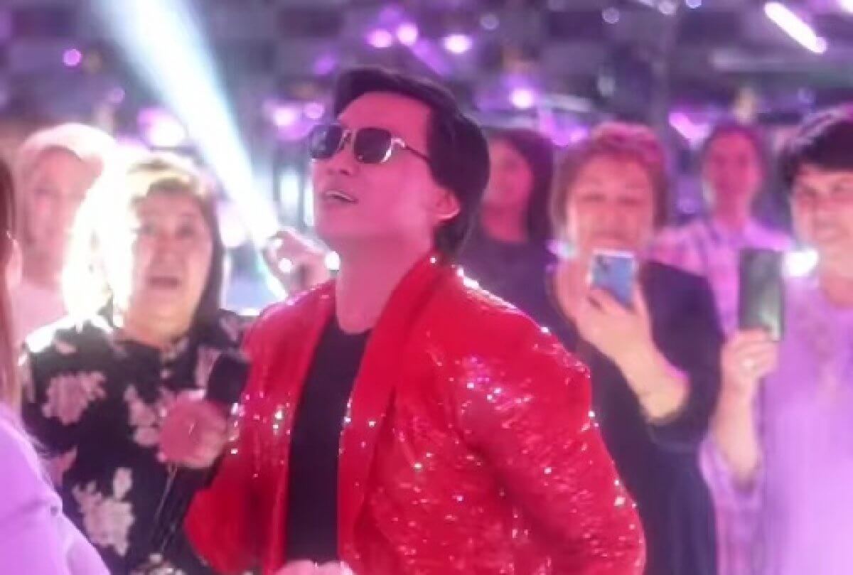 Кайрат Нуртас в красном пиджаке зажег с девушками