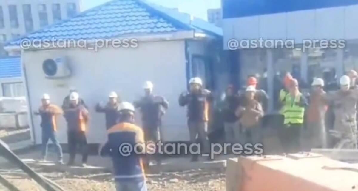 Зарядка на стройке: строители в Астане порадовали Казнет утренней разминкой