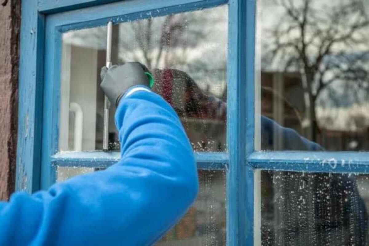 Моющая окна в высотке девушка напугала алматинцев