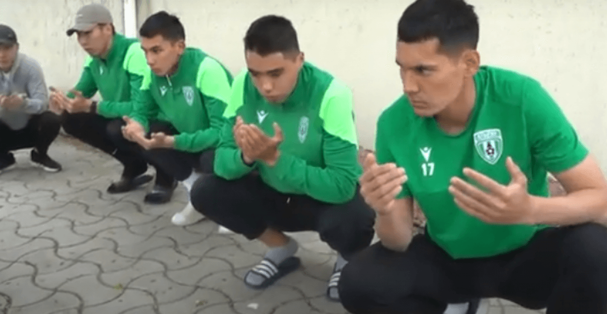 Обряд жертвоприношения провели футболисты ФК "Атырау" перед матчем (ВИДЕО)