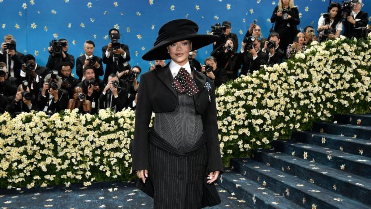 Рианна рассекретила третью беременность (ВИДЕО)