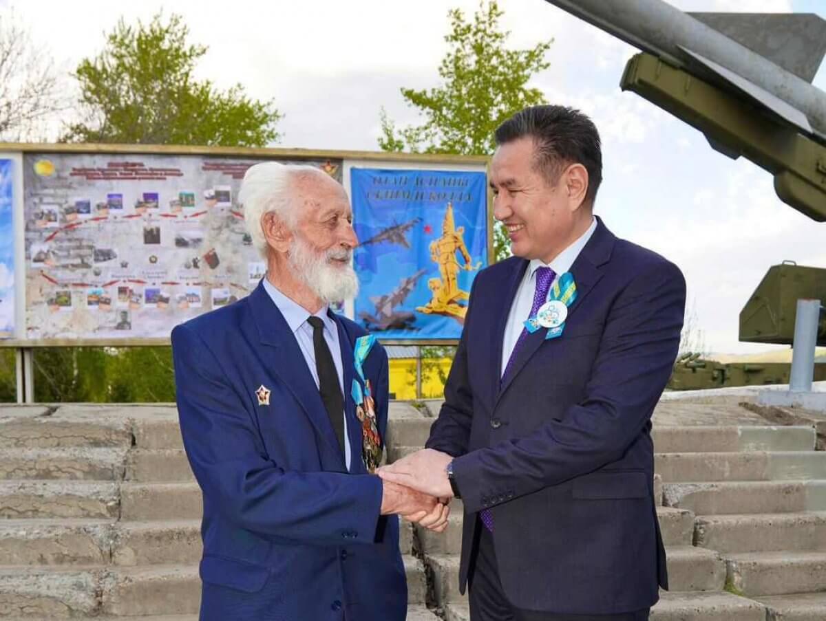 Труженика тыла наградил аким ВКО