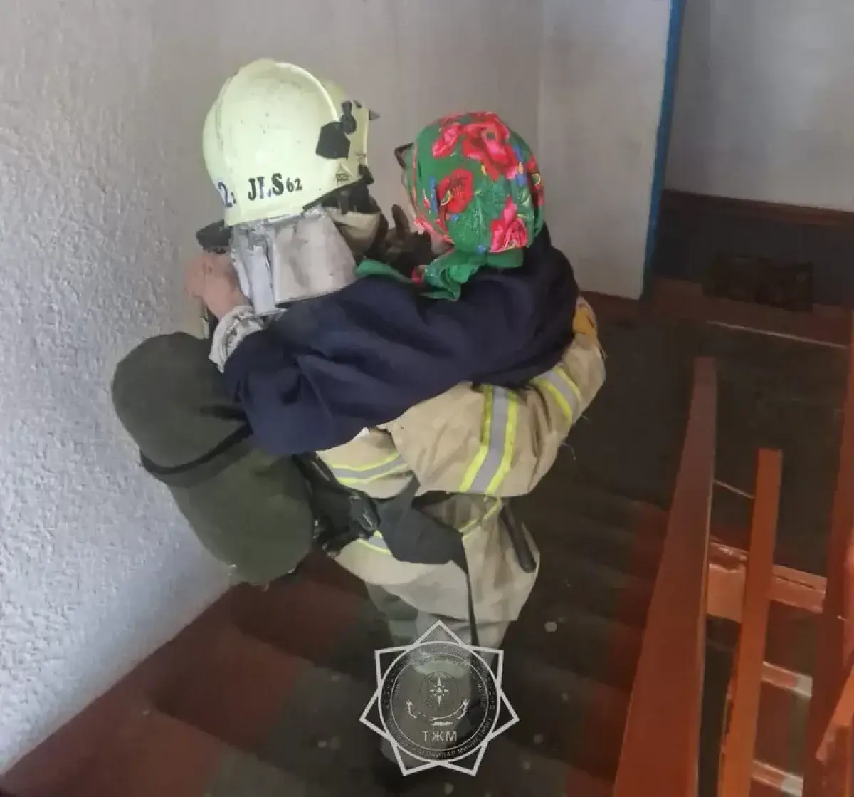 Спасатели вынесли бабушку на руках из огня в Талдыкоргане