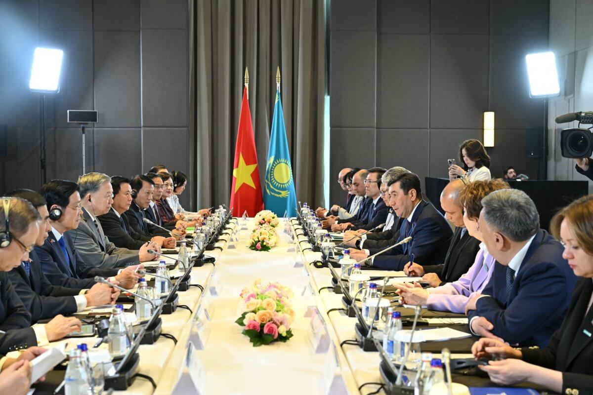 Спикер Мажилиса встретился с Генеральным секретарем Компартии Вьетнама