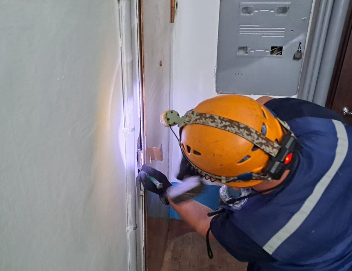 Обессиленная пенсионерка не могла открыть дверь в Костанае