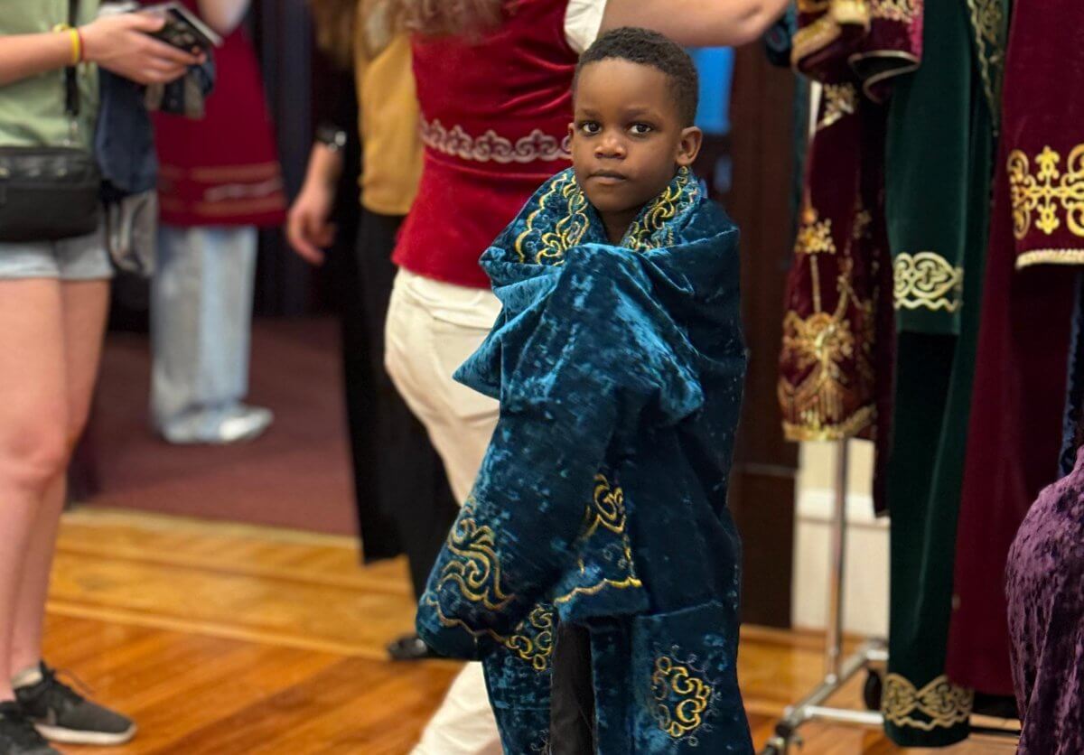 Беташар, сырға салу и кюи: в США познакомились с казахскими традициями