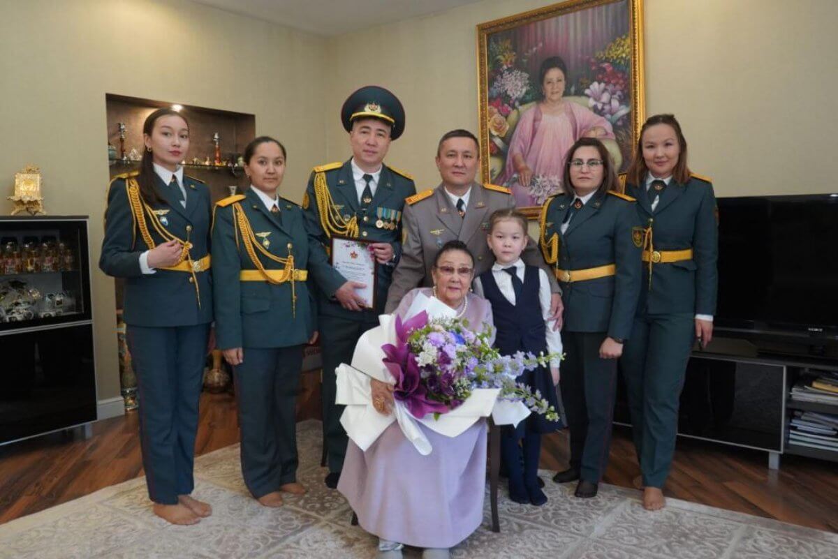 Бибигуль Тулегенову поздравили с Днем Победы