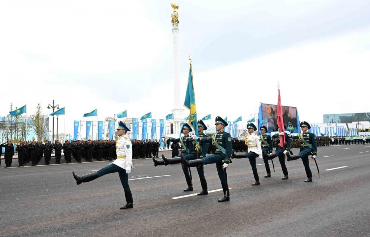 Знамя Победы вынесли на параде в Астане