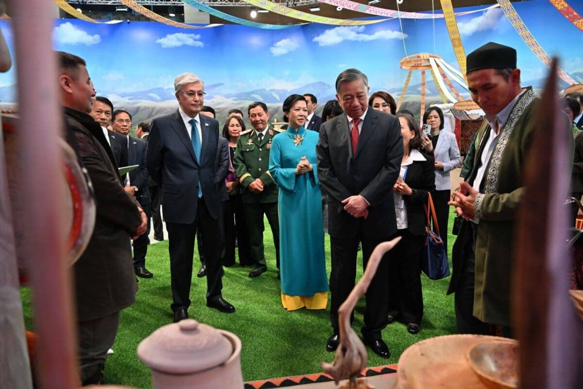 Токаев и То Лам побывали в "Этноауле"