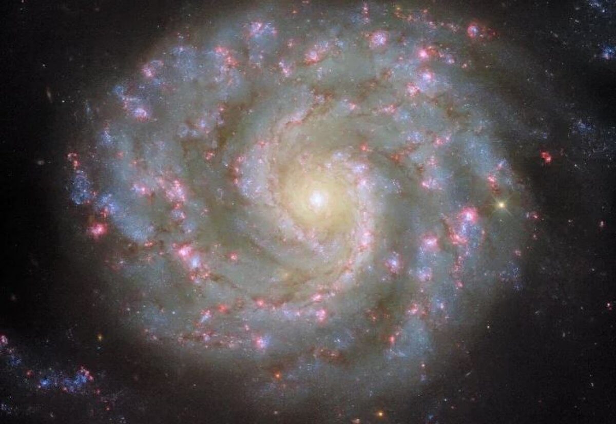 Hubble показал галактику, "смотрящую" в сторону Земли