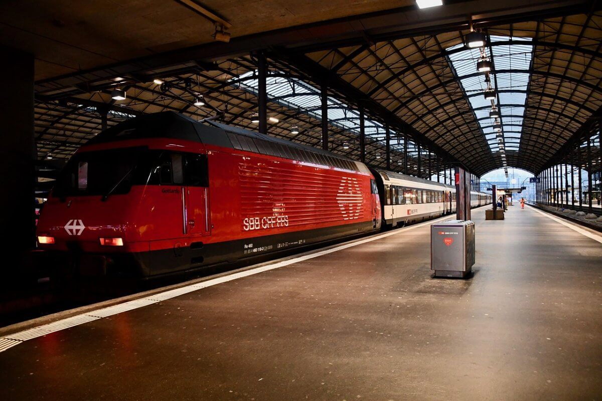 Количество поездов в Казахстане увеличивают в сезон отпусков