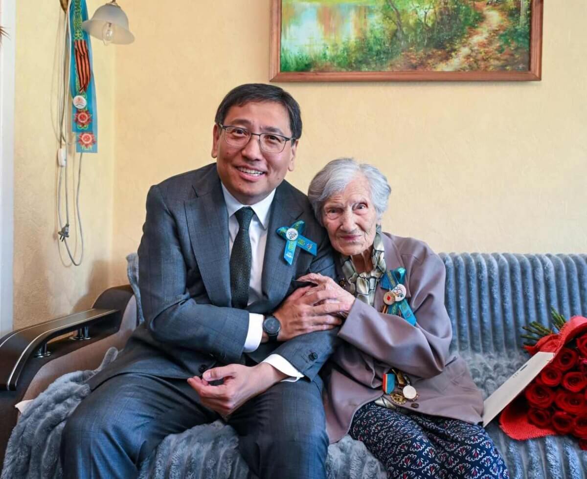 Досаев поздравил ветеранов с Днем Победы