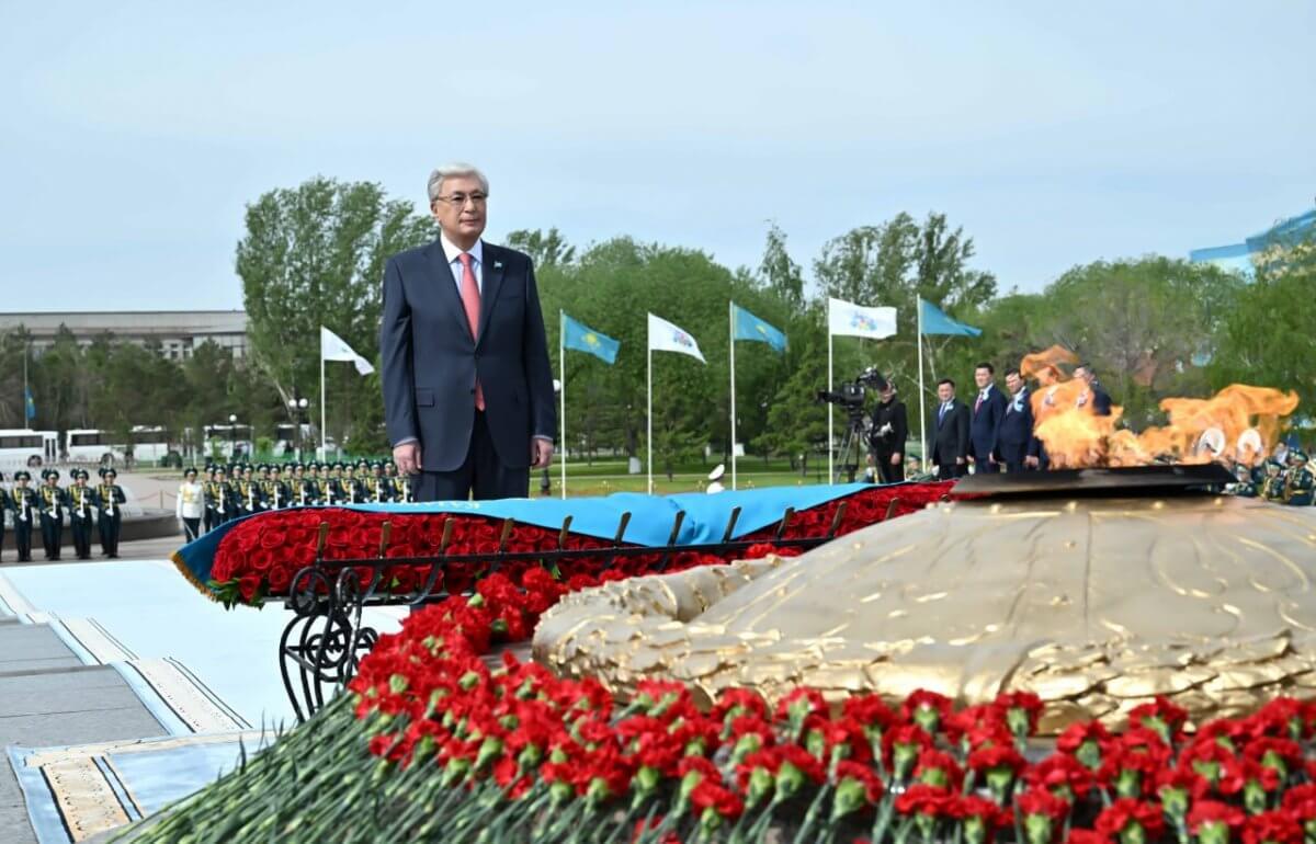 Токаев возложил цветы к монументу "Отан Ана"