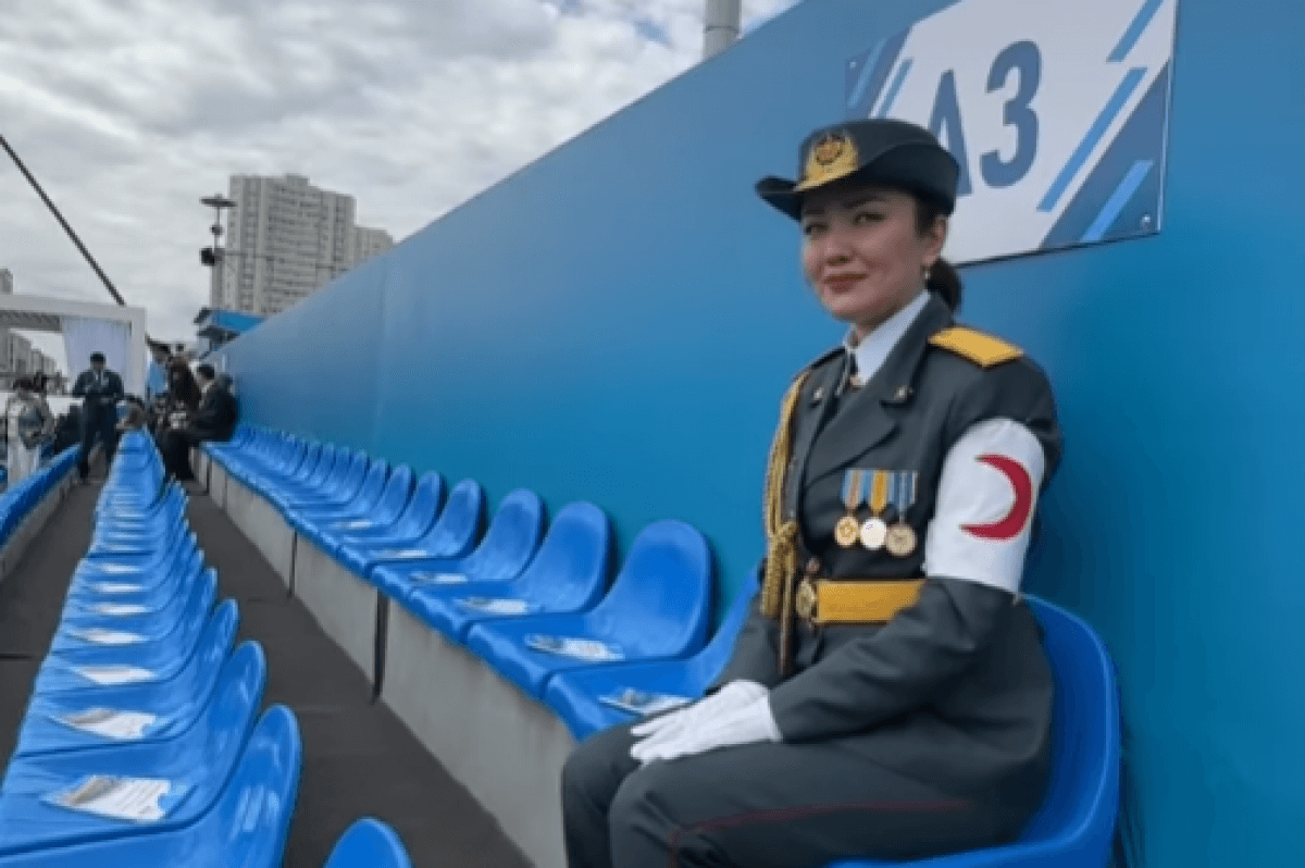 Красивая медик в погонах на параде Победы покоряет Казнет (ВИДЕО)