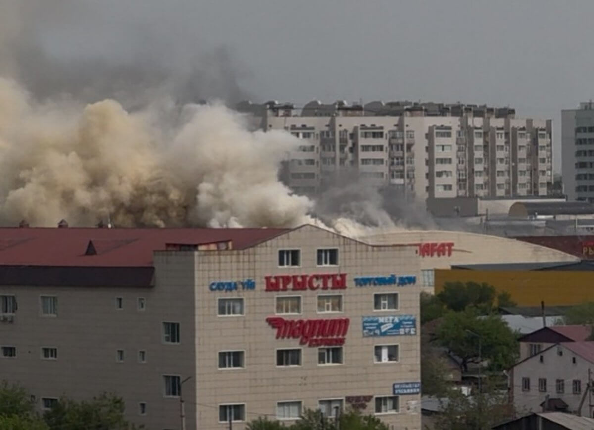 Пожар на рынке парализовал движение в центре Астаны