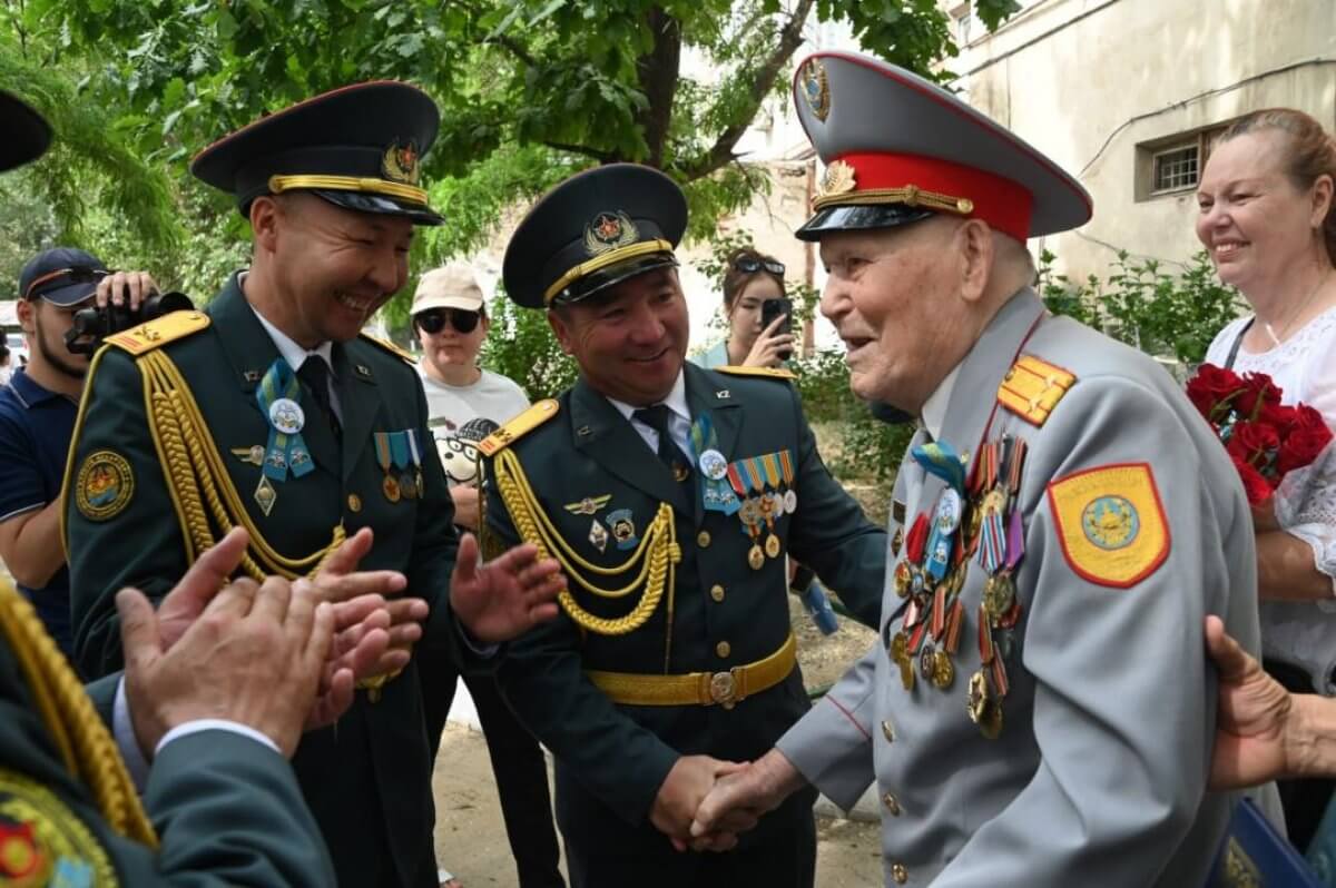 Военнослужащие организовали парад Победы для фронтовиков в Таразе