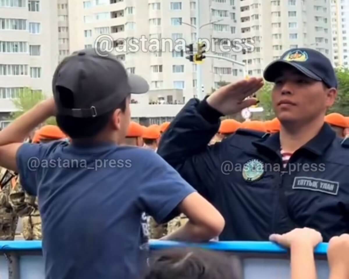 Мальчик и солдат растрогали сеть на параде в Астане