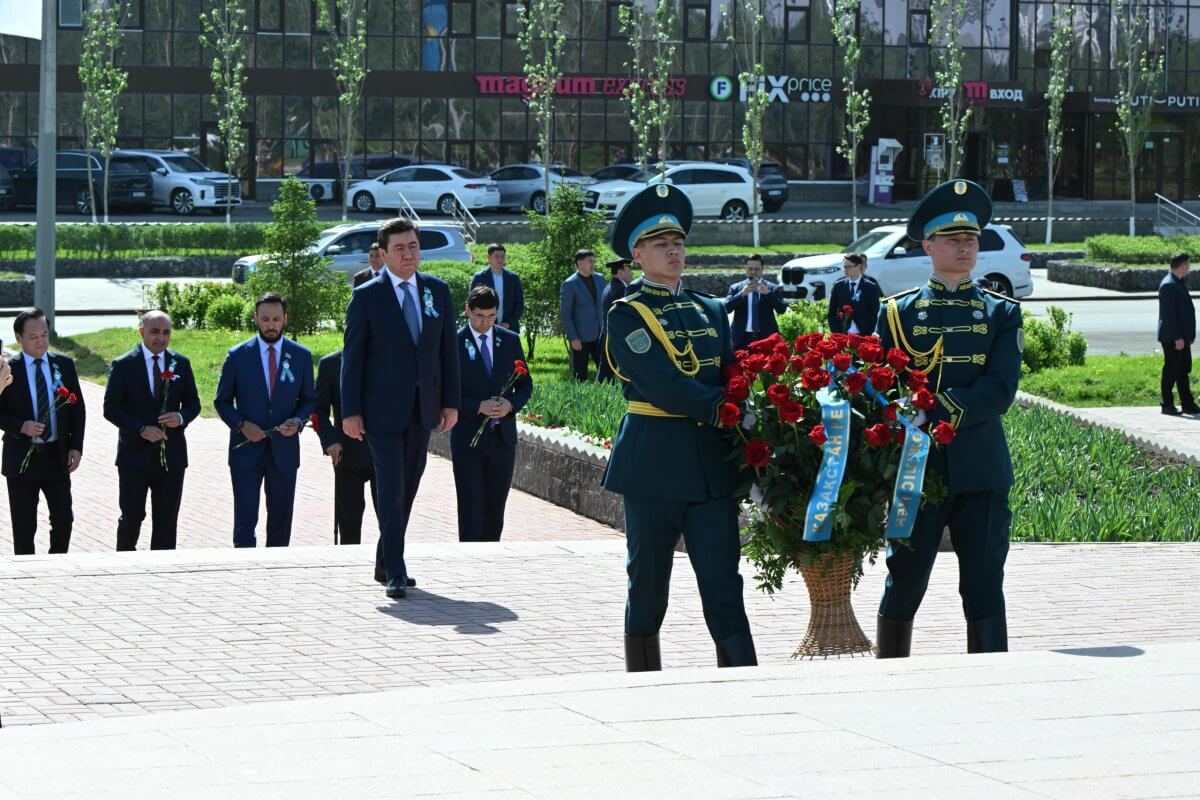 Председатель Мажилиса возложил цветы к памятнику Бауыржану Момышулы