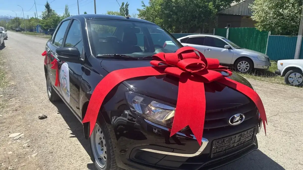 102-летнему ветерану из ВКО подарили автомобиль