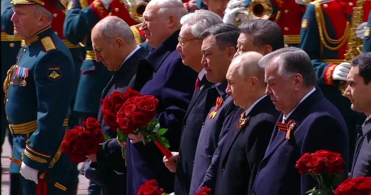 Глава Казахстана почтил память павших воинов в Москве