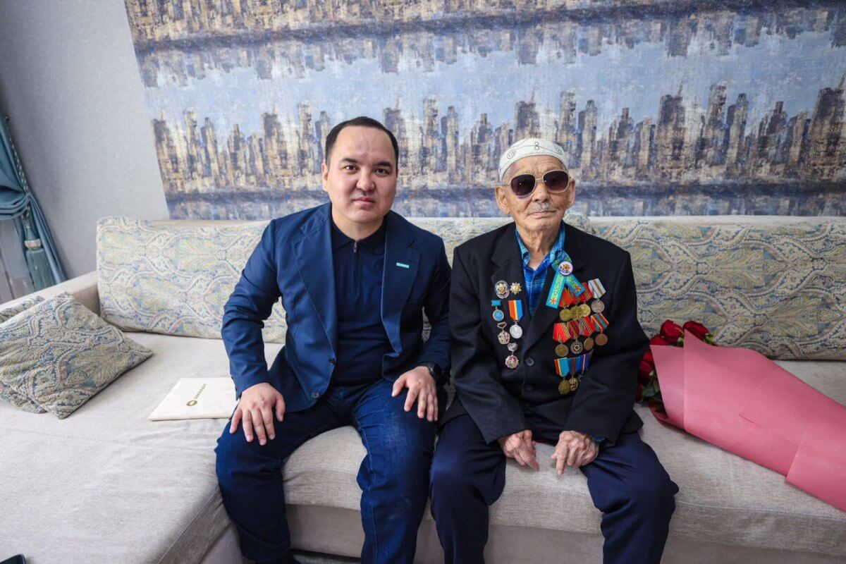 Исполнительный секретарь партии AMANAT поздравил ветерана Великой Отечественной войны