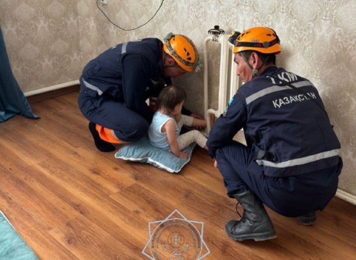 3-летняя девочка застряла в радиаторе в Кызылорде