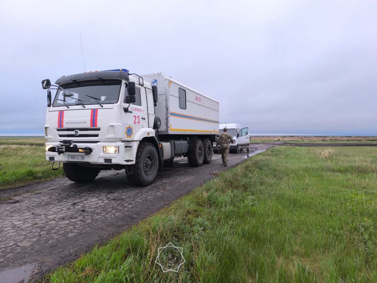 15 туристов застряли в грязи в Костанайской области